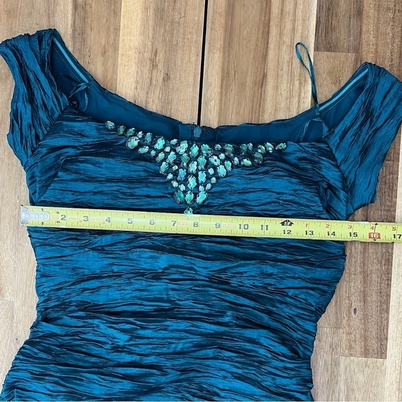 Alex Evening Formal Off the Shoulder Ruched Sateen Emerald Green Evening Gown - Picture 5 of 10